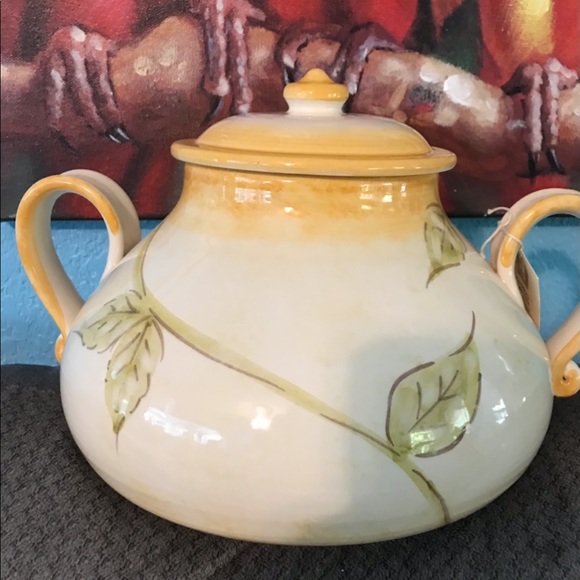 Beautiful large ceramic lidded bowl. - Picture 3 of 6